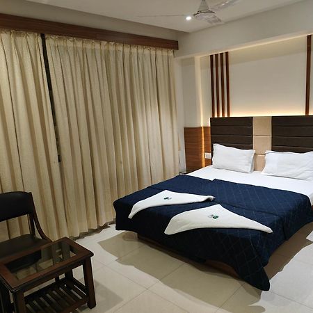 Hotel Sahyog & Rooms Сурат Екстер'єр фото