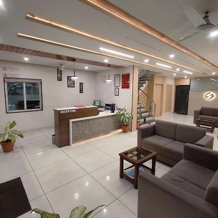 Hotel Sahyog & Rooms Сурат Екстер'єр фото