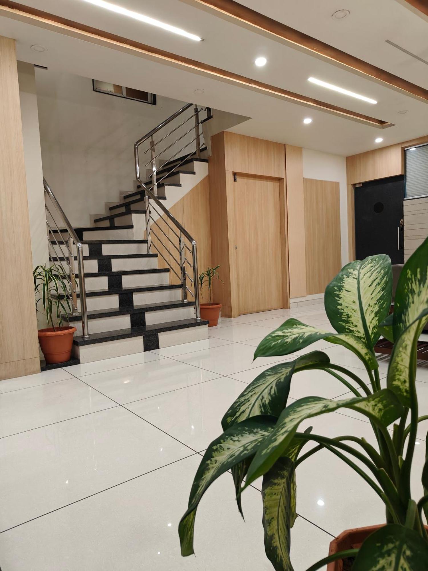 Hotel Sahyog & Rooms Сурат Екстер'єр фото