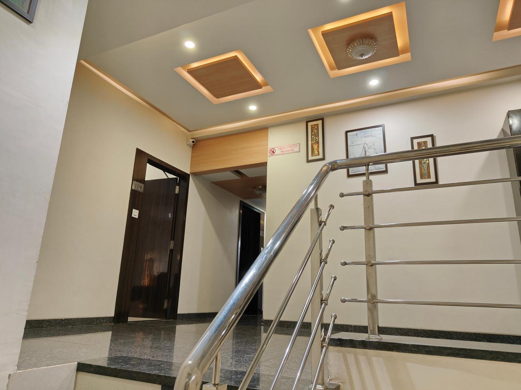 Hotel Sahyog & Rooms Сурат Екстер'єр фото
