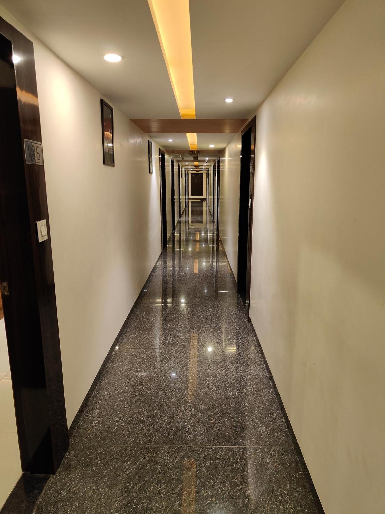 Hotel Sahyog & Rooms Сурат Екстер'єр фото