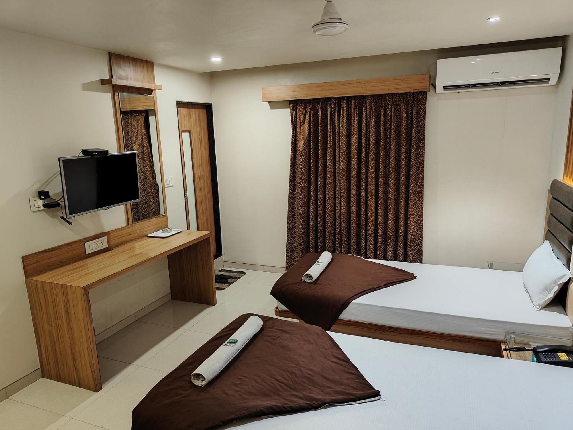 Hotel Sahyog & Rooms Сурат Екстер'єр фото