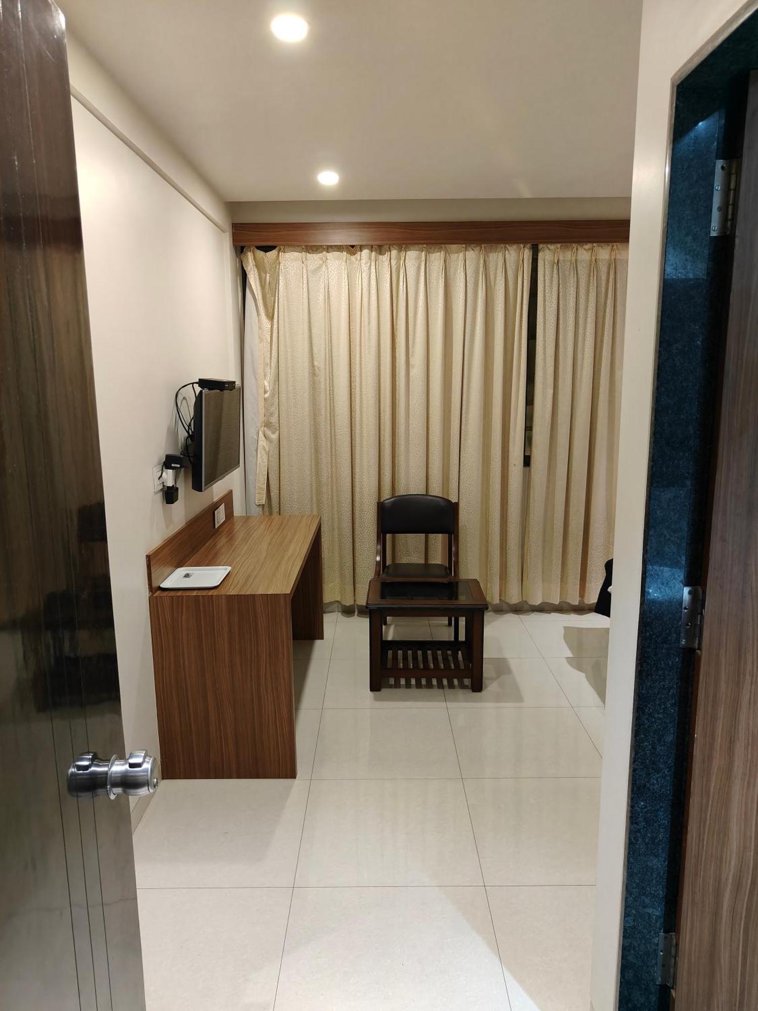 Hotel Sahyog & Rooms Сурат Екстер'єр фото