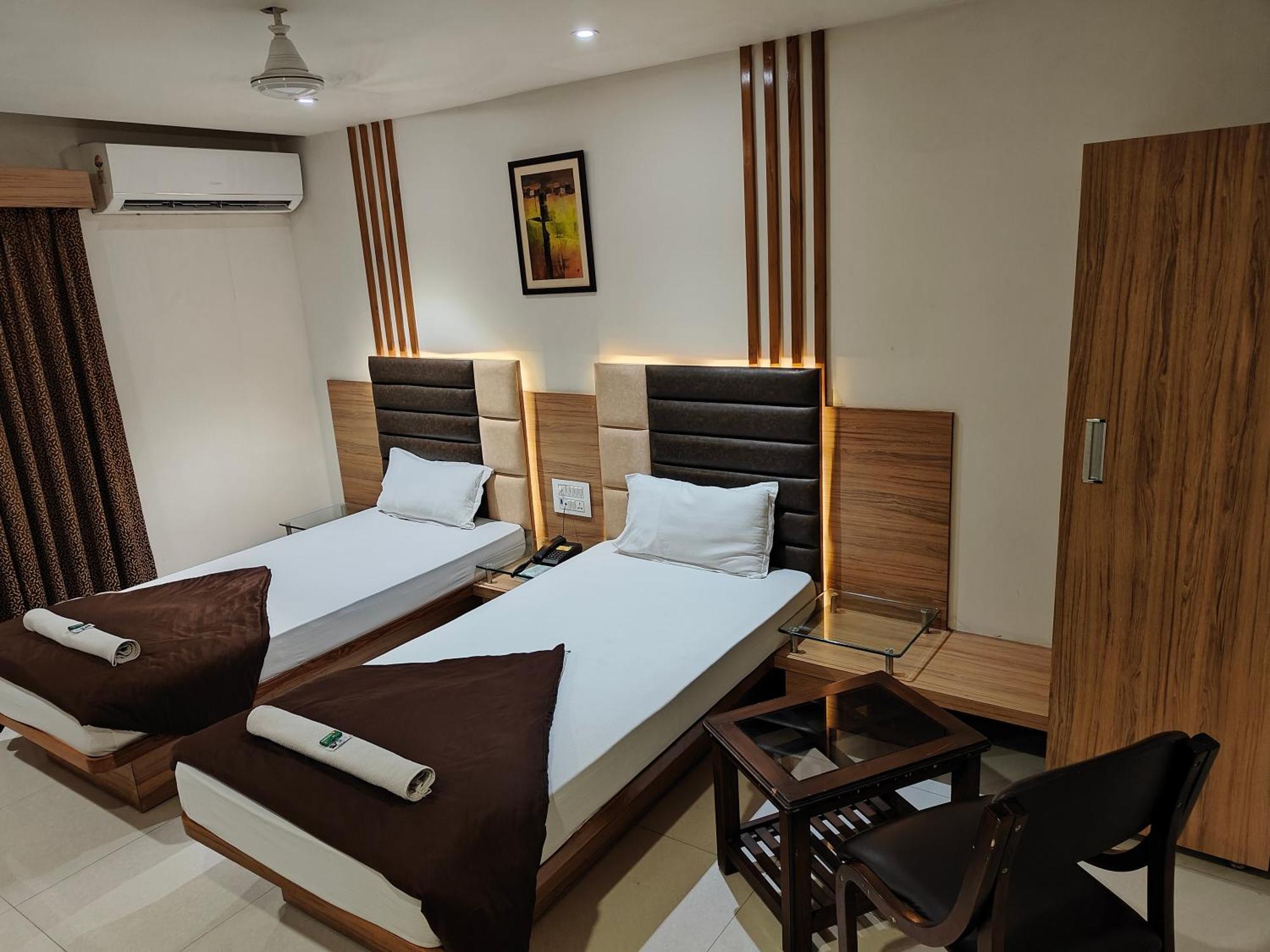 Hotel Sahyog & Rooms Сурат Екстер'єр фото