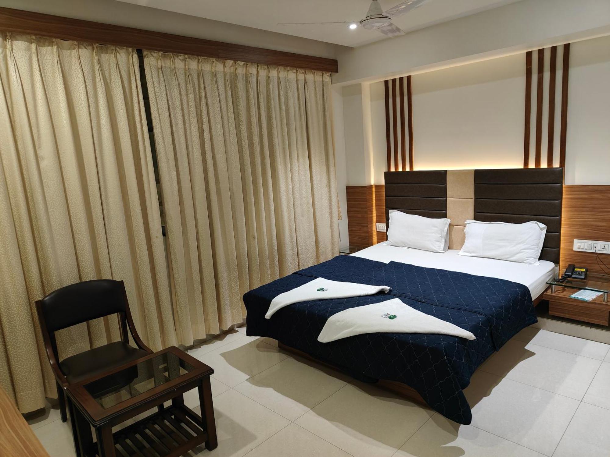 Hotel Sahyog & Rooms Сурат Екстер'єр фото