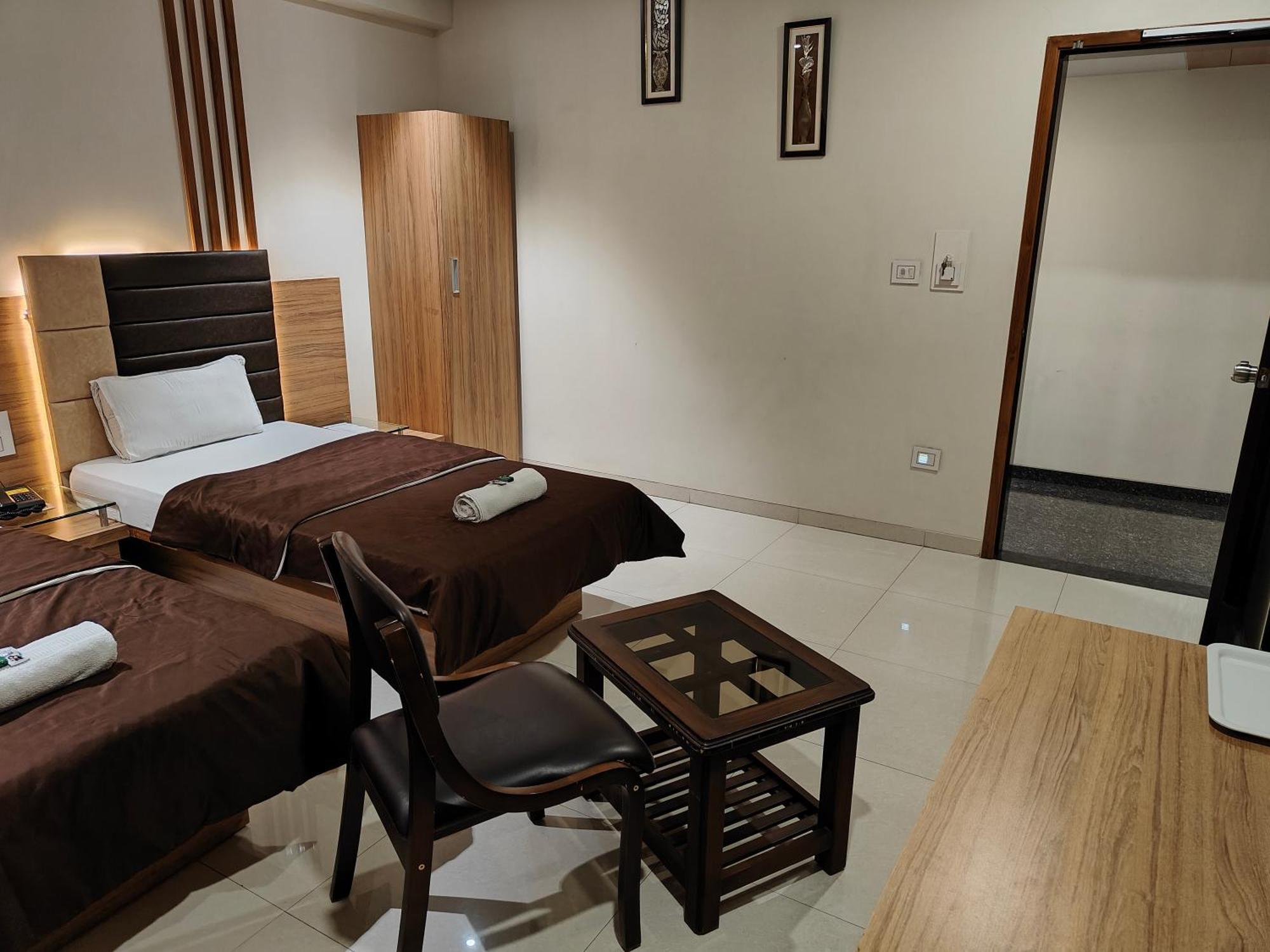 Hotel Sahyog & Rooms Сурат Екстер'єр фото