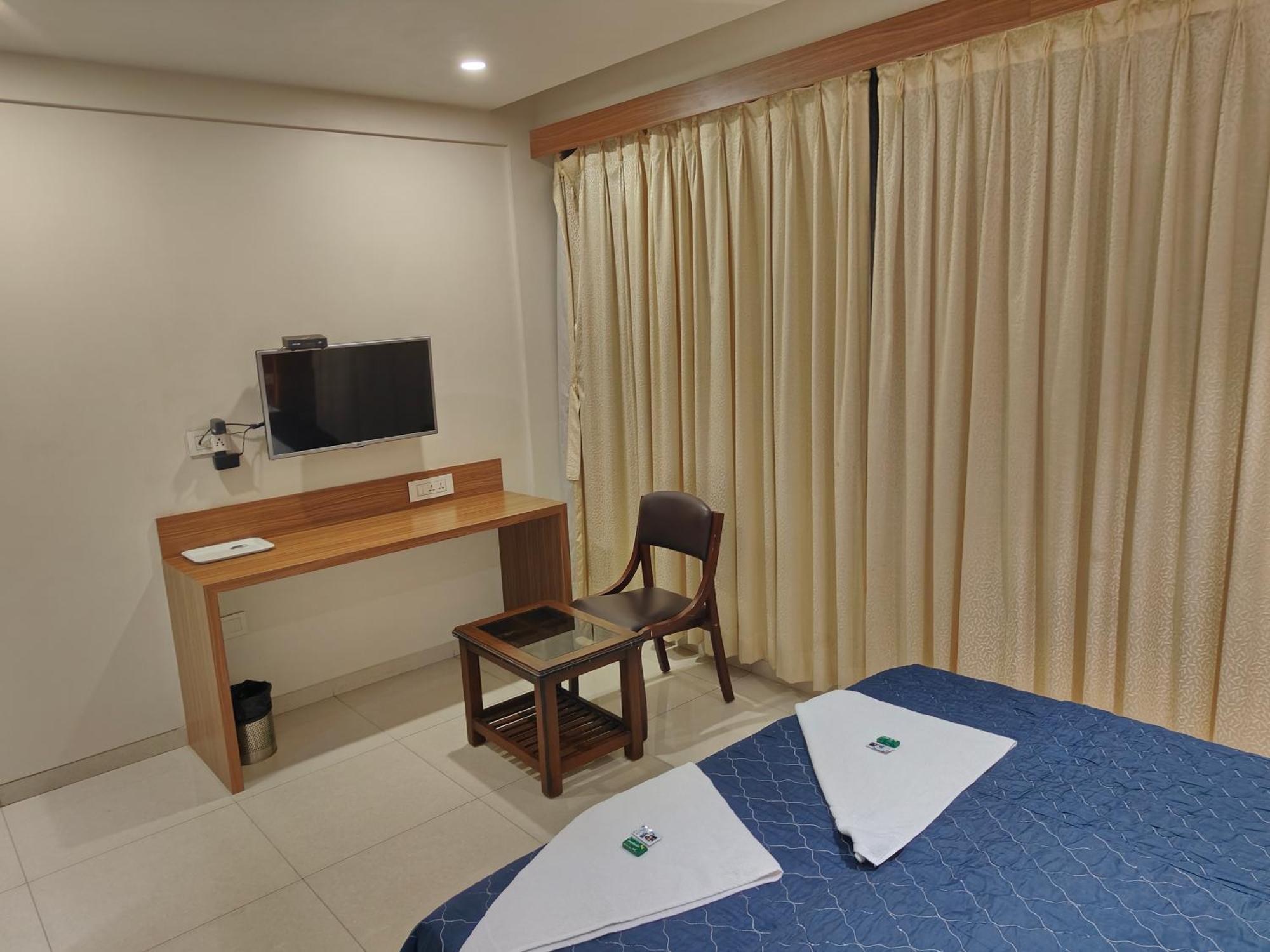 Hotel Sahyog & Rooms Сурат Екстер'єр фото