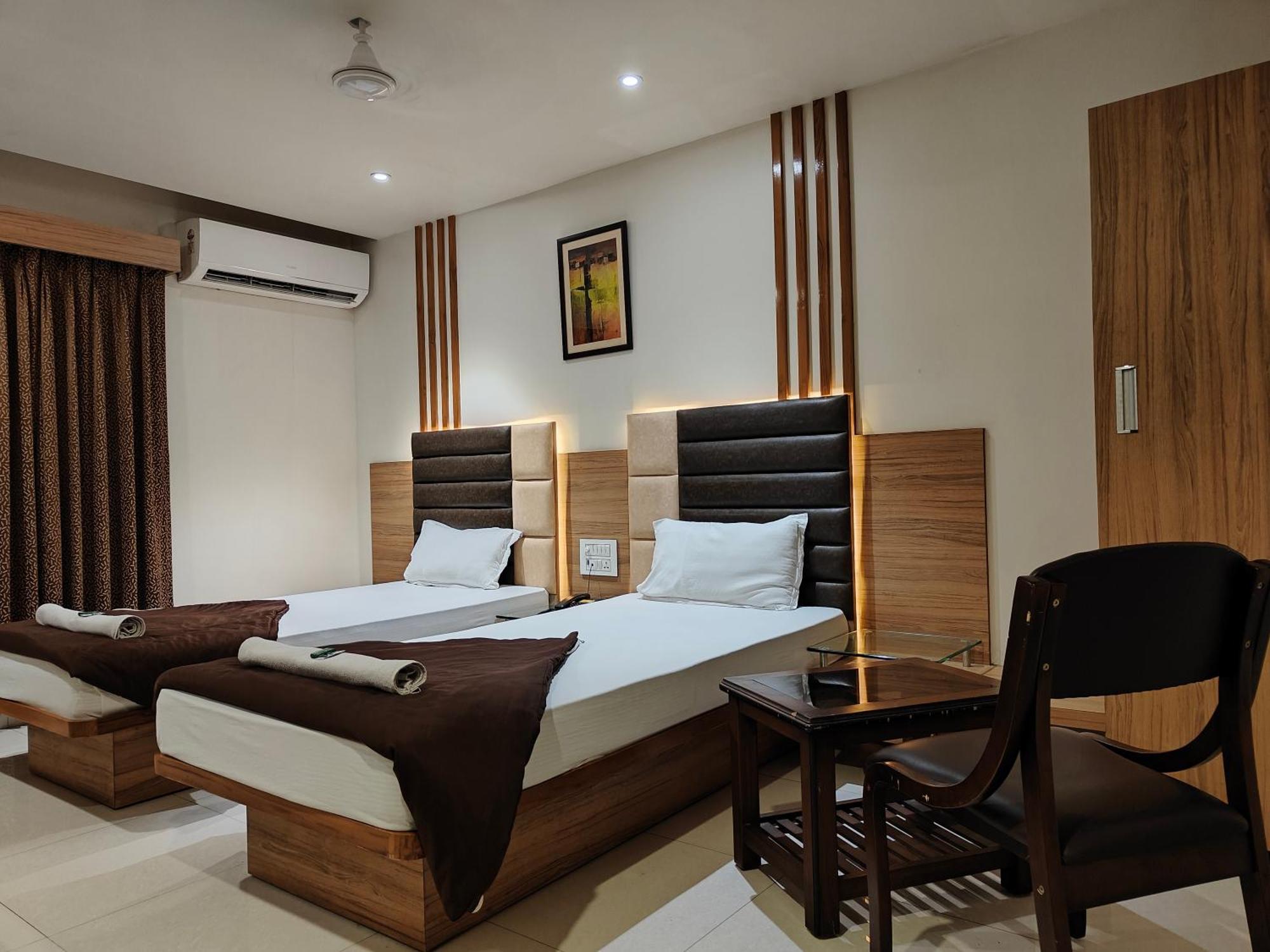 Hotel Sahyog & Rooms Сурат Екстер'єр фото