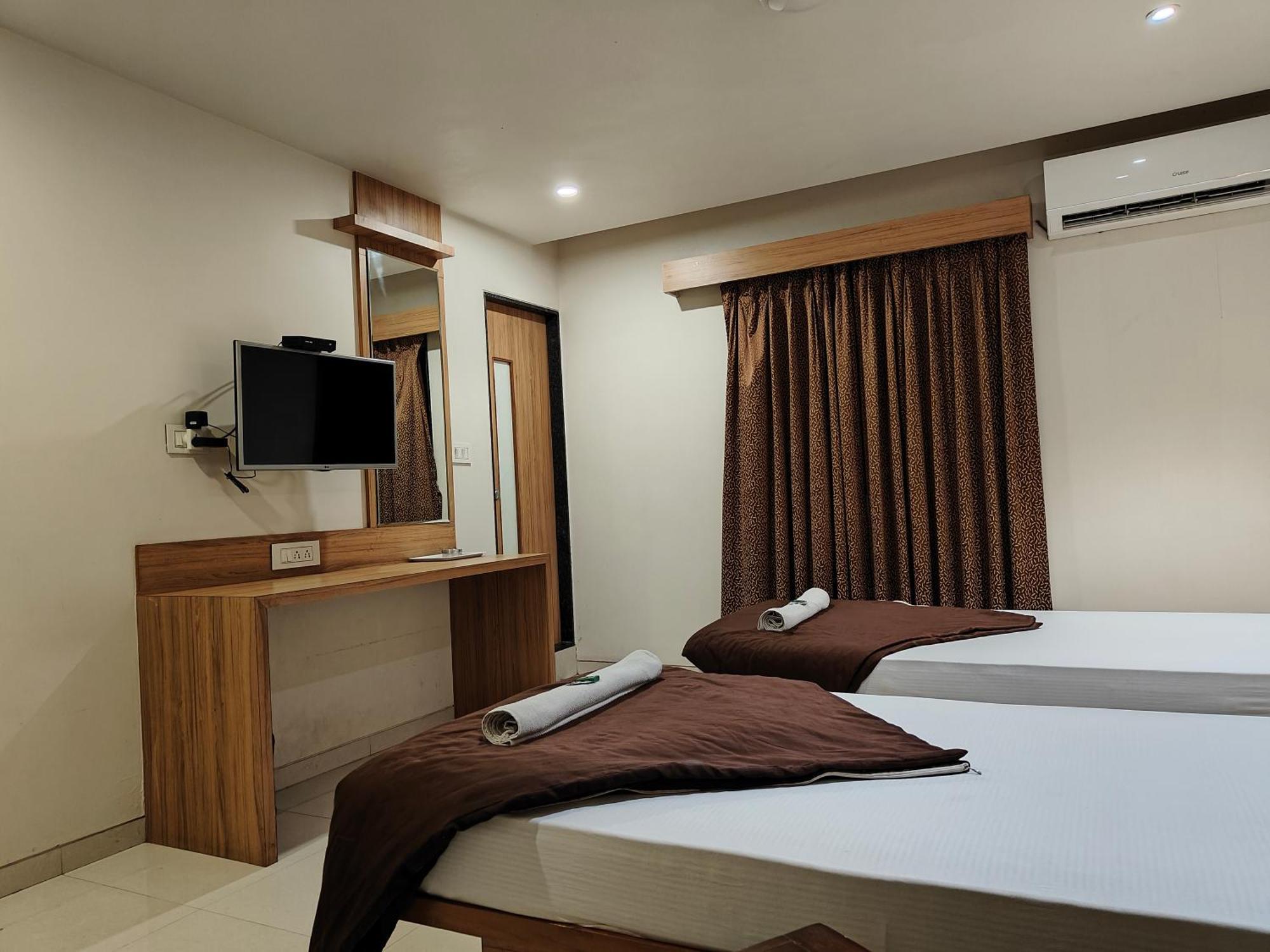 Hotel Sahyog & Rooms Сурат Екстер'єр фото