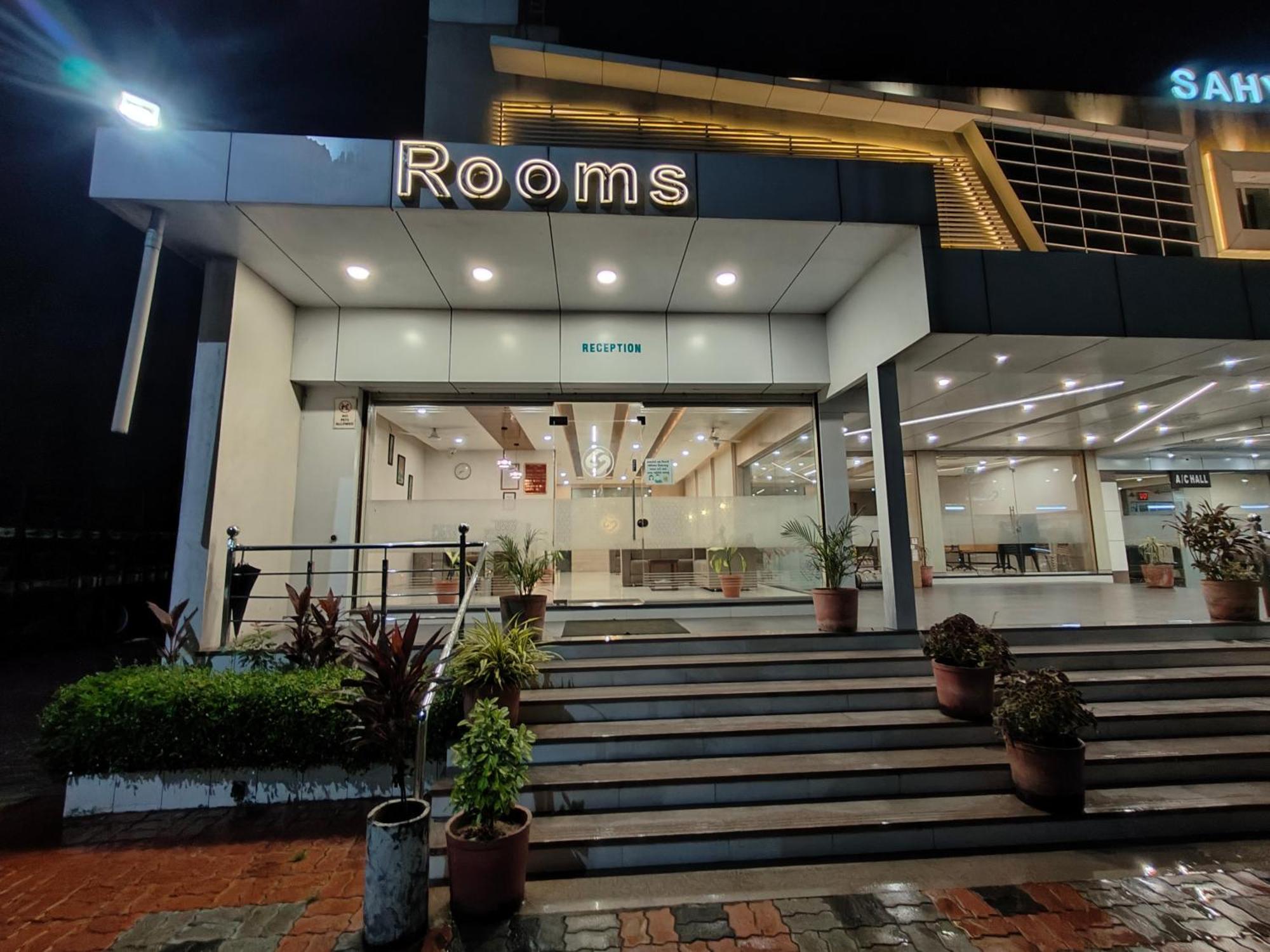 Hotel Sahyog & Rooms Сурат Екстер'єр фото