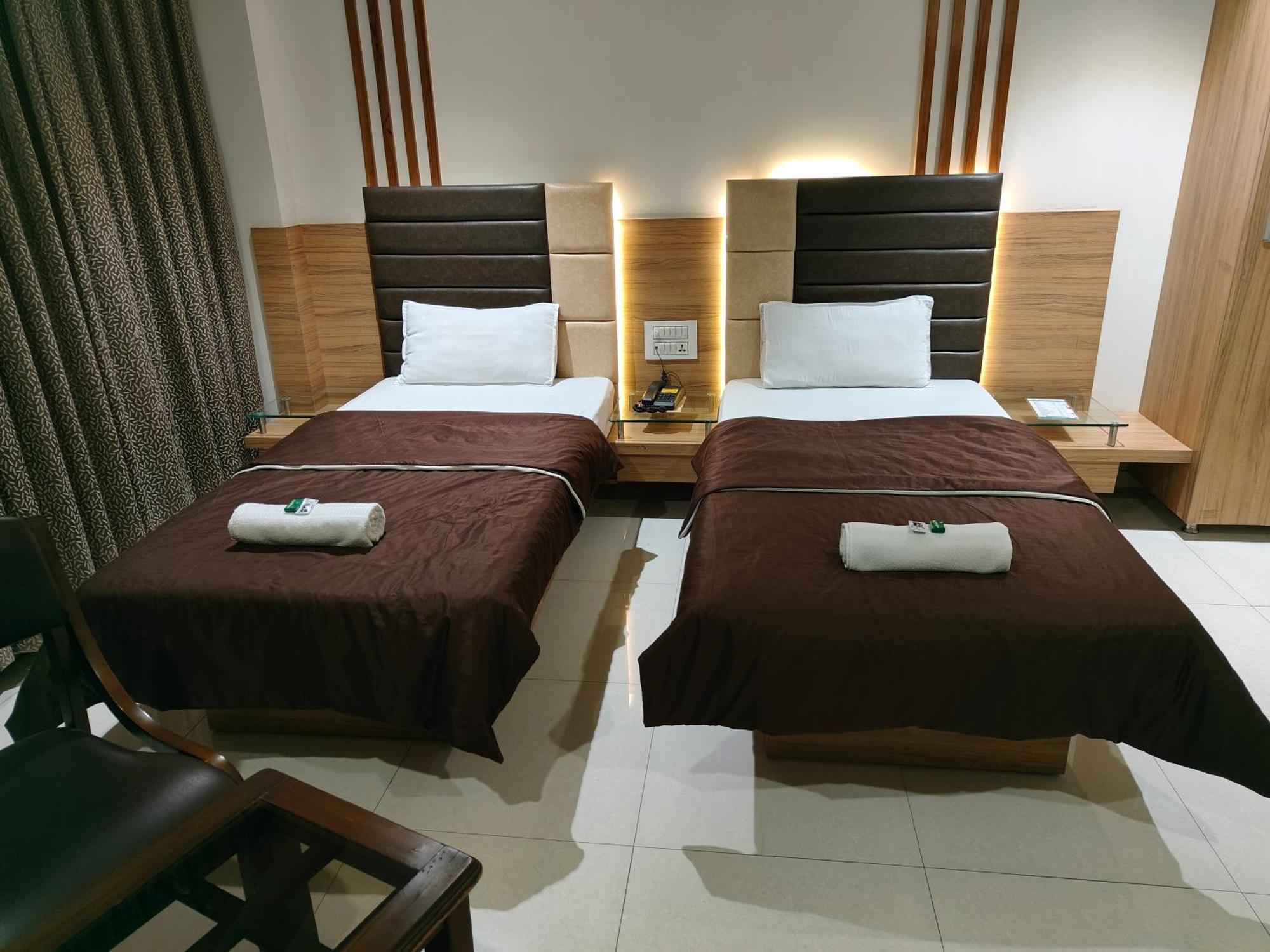 Hotel Sahyog & Rooms Сурат Екстер'єр фото