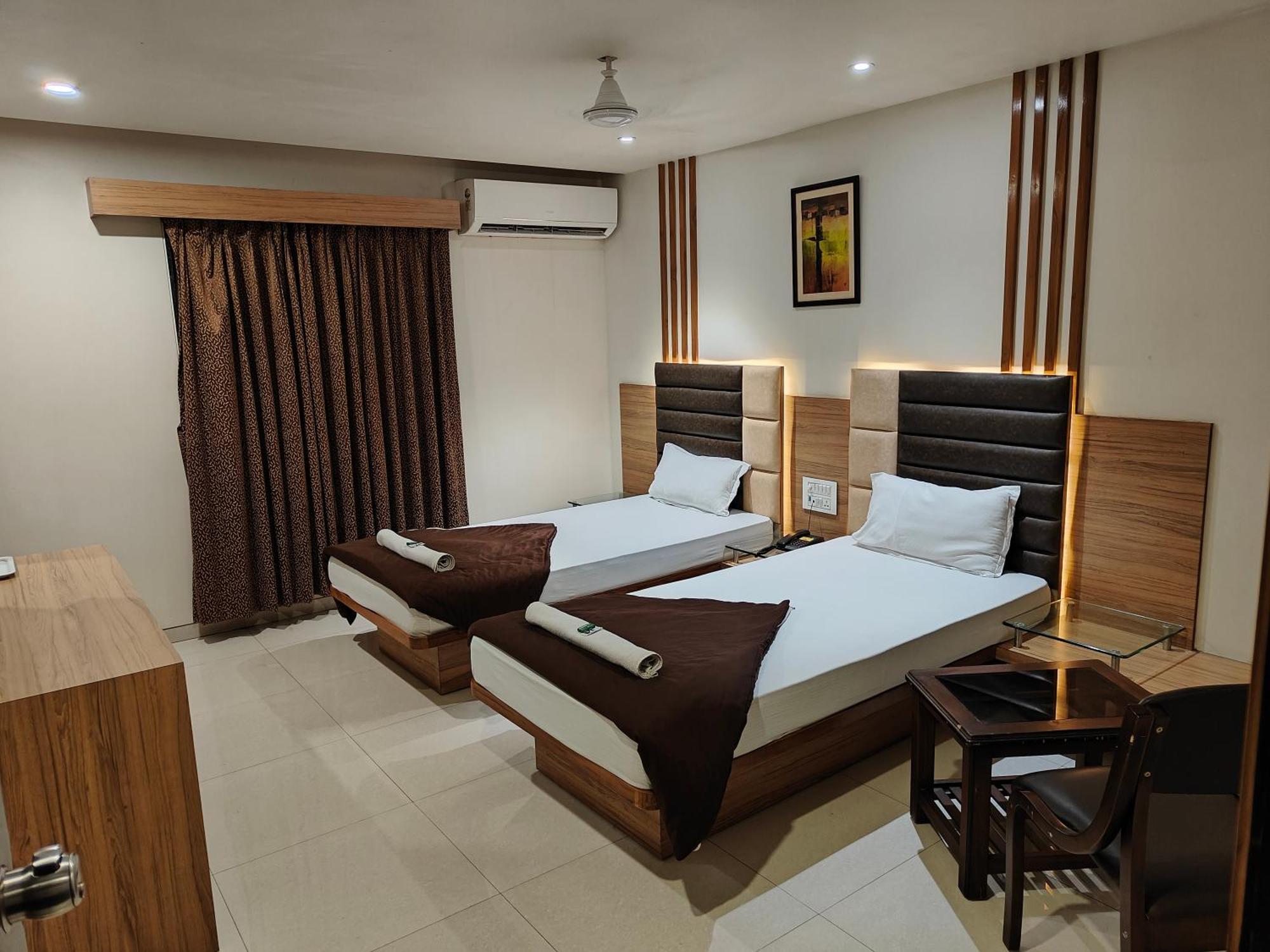 Hotel Sahyog & Rooms Сурат Екстер'єр фото