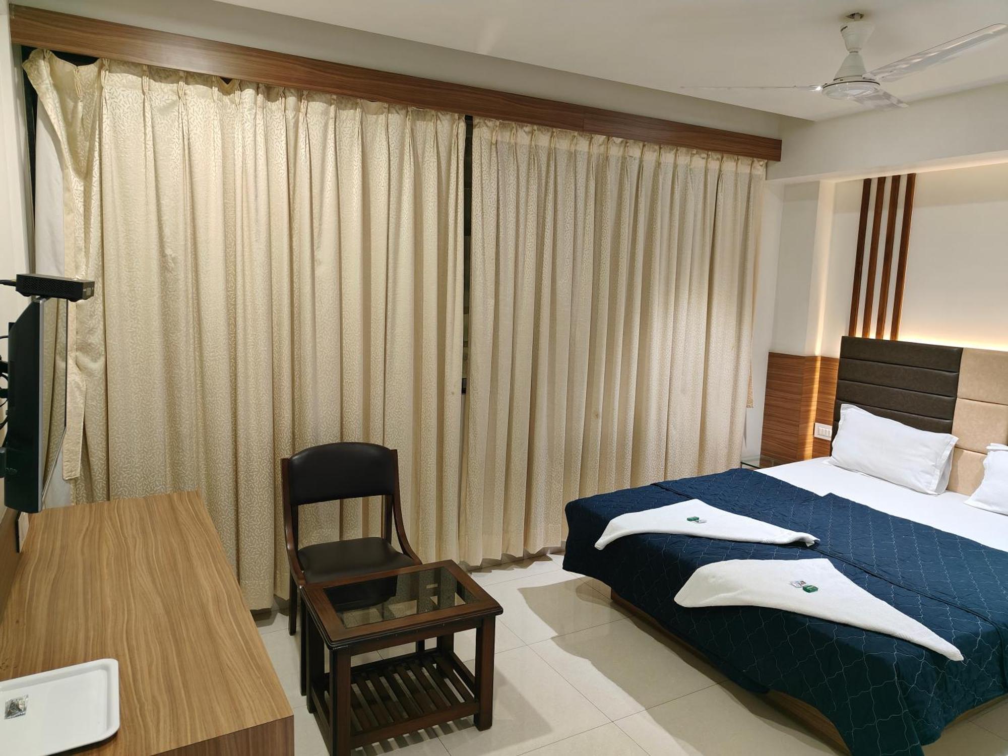 Hotel Sahyog & Rooms Сурат Екстер'єр фото