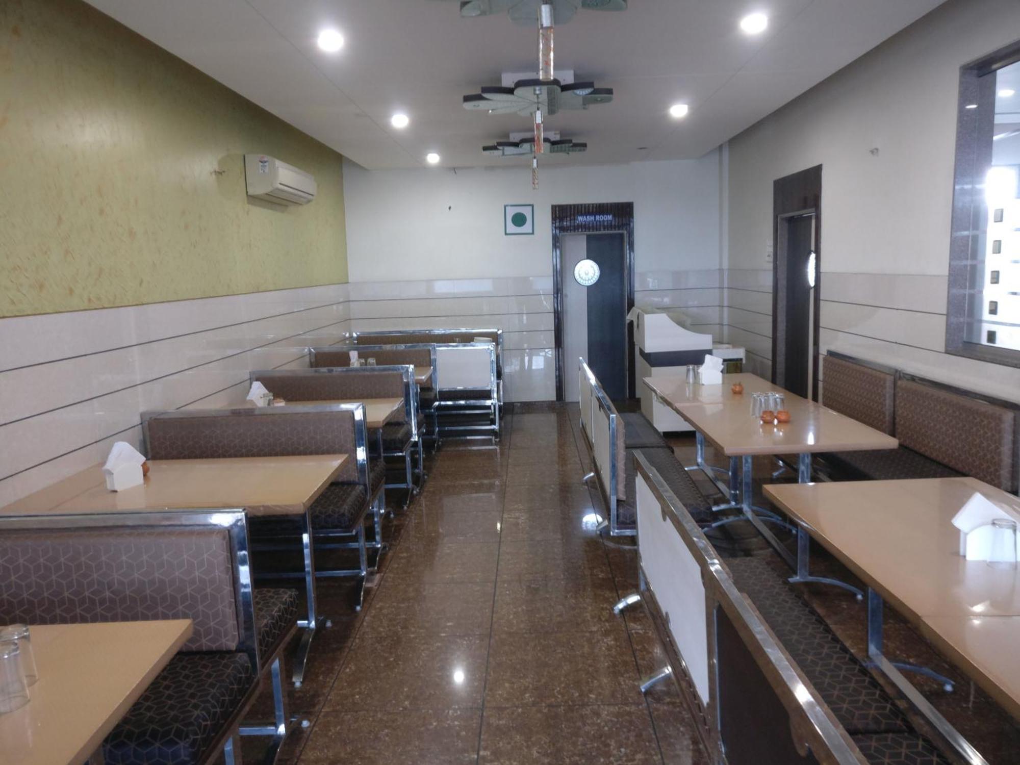 Hotel Sahyog & Rooms Сурат Екстер'єр фото